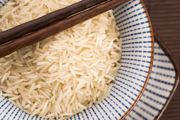 Arroz basmati en un tazón — Foto de Stock