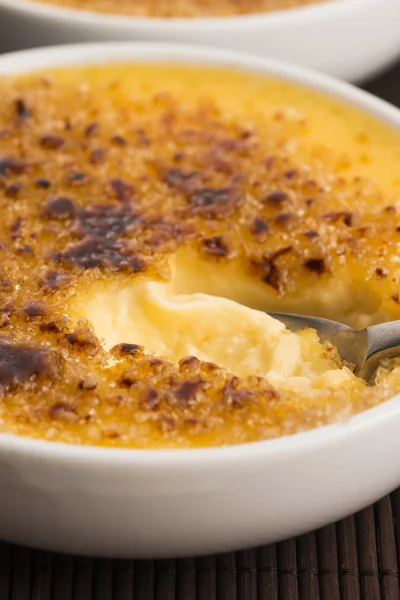 Creme brulee. Fransız caramelised şekerli vanilya krem tatlı