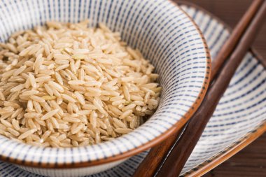 Kase içinde çiğ kahverengi pirinç.