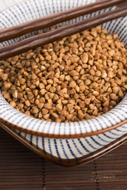 karabuğday kabuğu çıkarılmış tane seramik kase