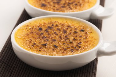 Creme brulee. Fransız caramelised şekerli vanilya krem tatlı
