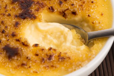 Creme brulee. Fransız caramelised şekerli vanilya krem tatlı