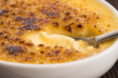 Creme brulee. Fransız caramelised şekerli vanilya krem tatlı