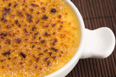 Creme brulee. Fransız caramelised şekerli vanilya krem tatlı