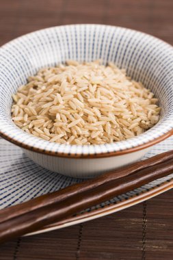 Kase içinde çiğ kahverengi pirinç.