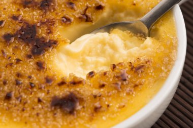 Creme brulee. Fransız caramelised şekerli vanilya krem tatlı