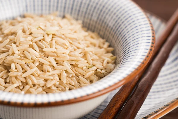 Nyers barna rizs tálban — Stock Fotó