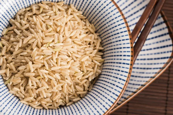 Nyers barna rizs tálban — Stock Fotó