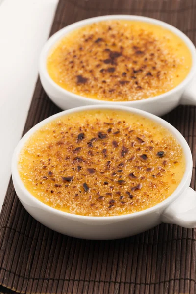 Creme brulée. Francia vanília krém desszert, karamellizált cukorral — Stock Fotó