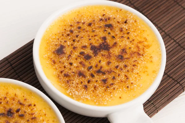 Creme brulée. Francia vanília krém desszert, karamellizált cukorral — Stock Fotó