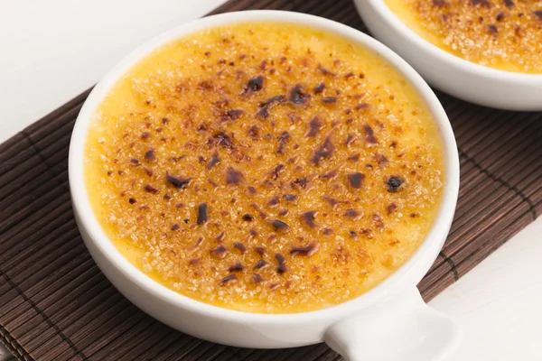 Creme brulée. Francia vanília krém desszert, karamellizált cukorral — Stock Fotó