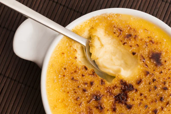 Creme brulée. Francia vanília krém desszert, karamellizált cukorral — Stock Fotó