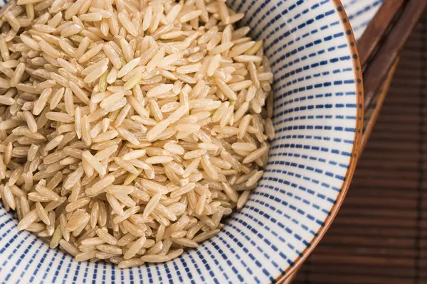 Arroz integral cru em uma tigela — Fotografia de Stock