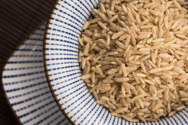 Arroz integral cru em uma tigela — Fotografia de Stock