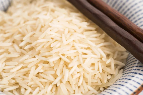 Basmati rijst in een kom — Stockfoto