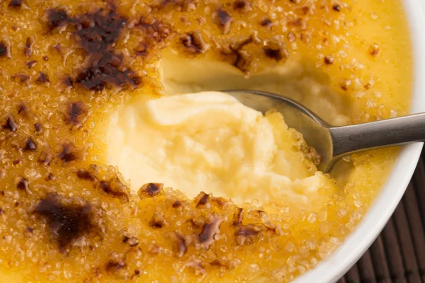 Creme brulée. Francia vanília krém desszert, karamellizált cukorral — Stock Fotó