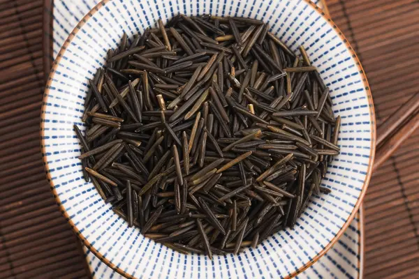 Arroz selvagem em uma tigela de cerâmica branca — Fotografia de Stock