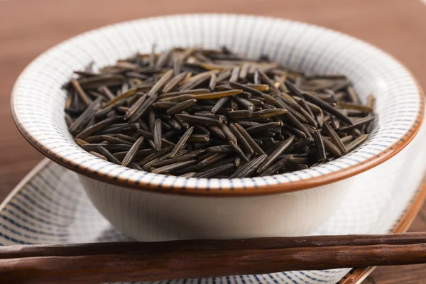 Arroz selvagem em uma tigela de cerâmica branca — Fotografia de Stock