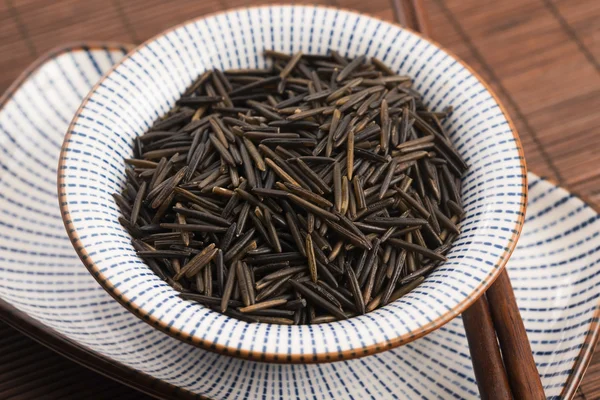 Arroz salvaje en un tazón de cerámica blanca —  Fotos de Stock