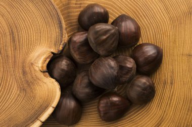 Tahta arka planda kestaneler