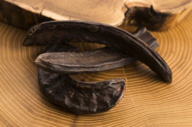 Keçiboynuzu ve keçiboynuzu tozu.