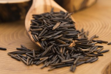 Ahşap spooon üzerinde yabani pirinç