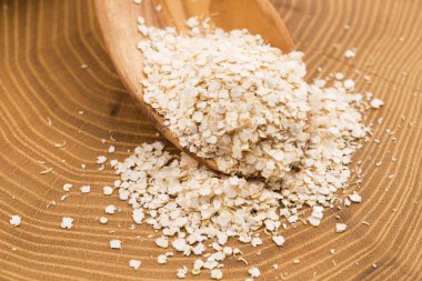 Tahta kaşık üzerinde Quinoa pul