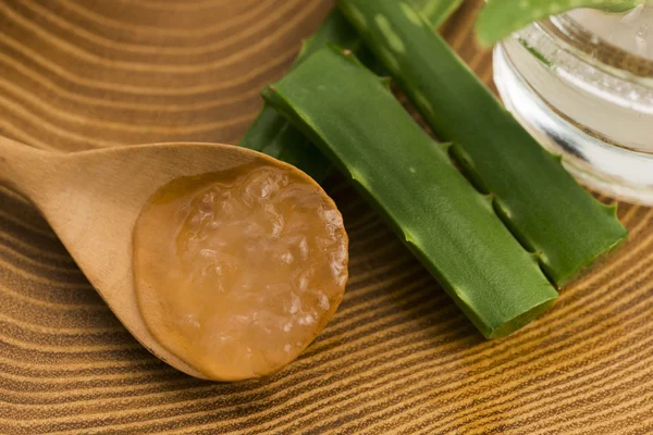 Aloe vera jus dengan daun segar — Stok Foto