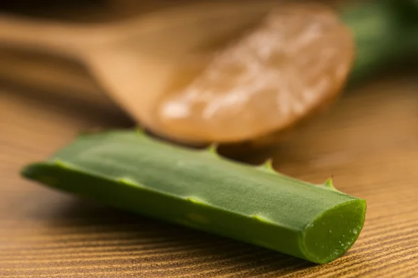 Aloe vera jus dengan daun segar — Stok Foto