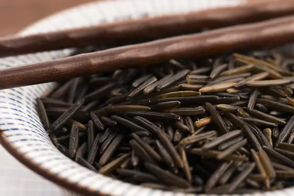 Arroz selvagem em uma tigela de cerâmica branca — Fotografia de Stock