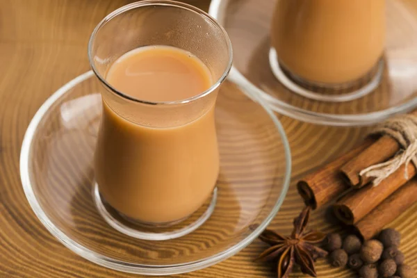 Masala chai com especiarias — Fotografia de Stock