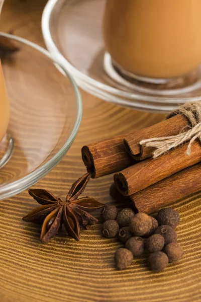 Masala chai com especiarias — Fotografia de Stock