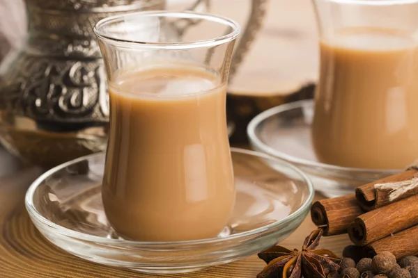 Masala chai com especiarias — Fotografia de Stock