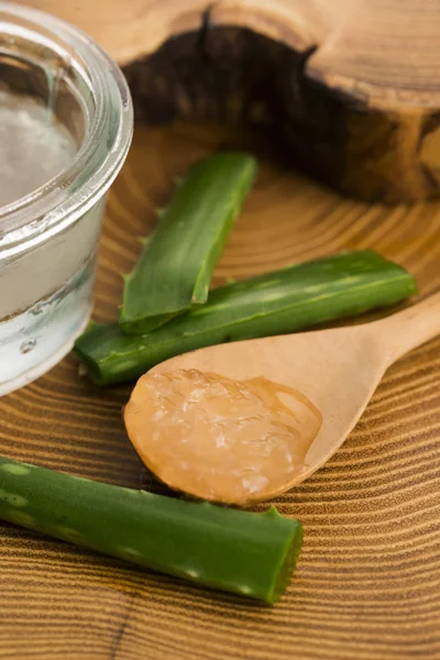 Succo di aloe vera con foglie fresche — Foto Stock