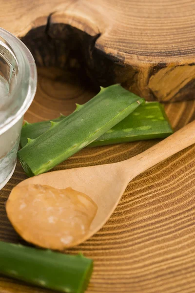 Succo di aloe vera con foglie fresche — Foto Stock