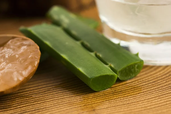 Aloe Vera Saft mit frischen Blättern — Stockfoto