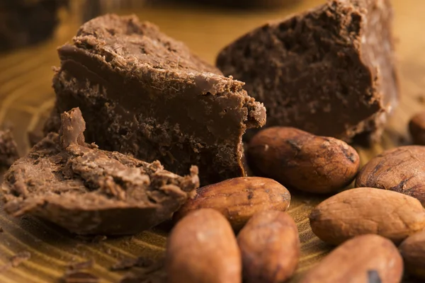 Gehakte chocolade met cacao — Stockfoto