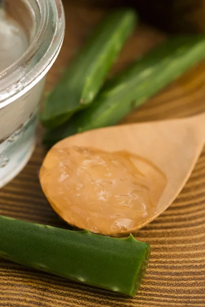 Aloe vera jus dengan daun segar — Stok Foto