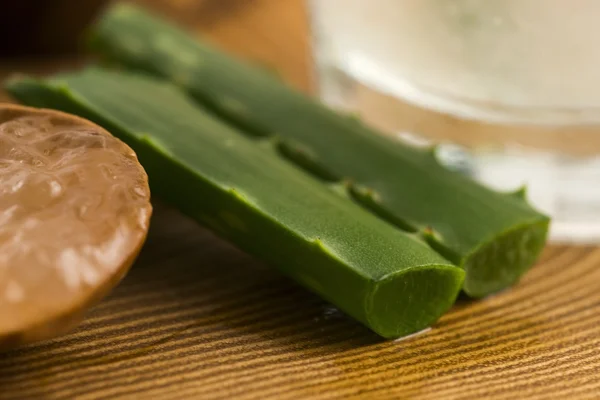 Aloe Vera Saft mit frischen Blättern — Stockfoto