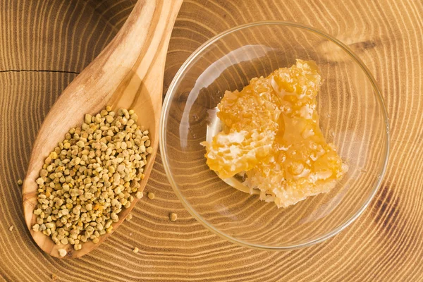 Polen de abeja fresca en la cuchara con panal —  Fotos de Stock