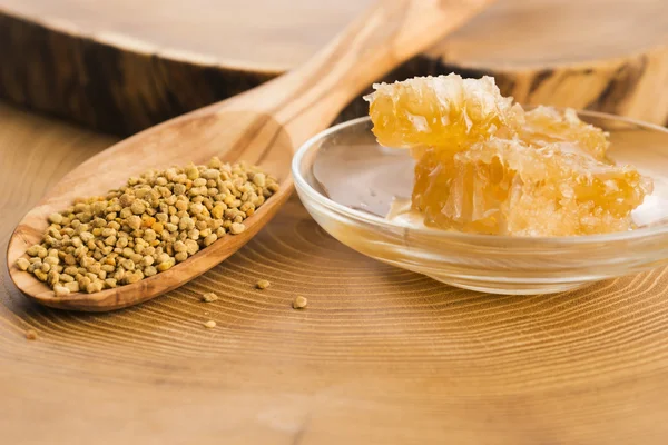 Fresh bee pollen in the spoon with honeycomb — Stock Photo, Image