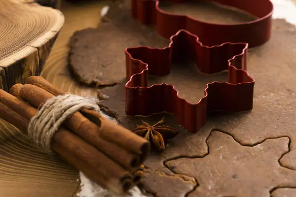 Assar pão de gengibre de Natal com especiarias — Fotografia de Stock