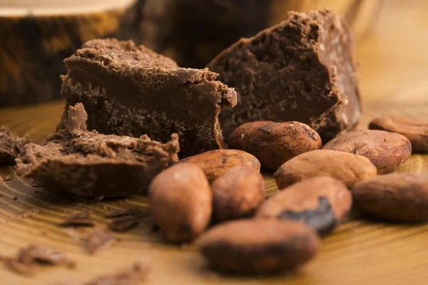 Gehakte chocolade met cacao — Stockfoto