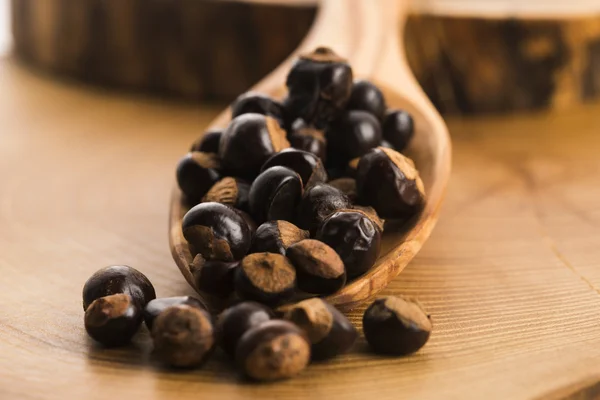 Semi di guaranà su cucchiaio di legno — Foto Stock