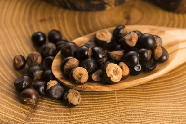 Semillas de guaraná en cuchara de madera — Foto de Stock