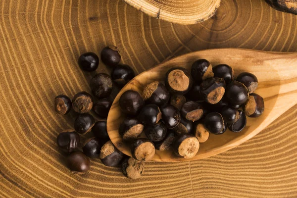 Semillas de guaraná en cuchara de madera — Foto de Stock