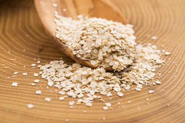 Quinoa vlokken op houten lepel — Stockfoto