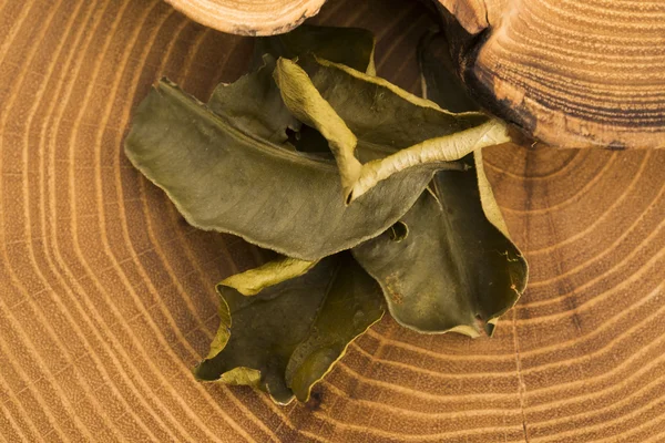 Cynamon liści na drewniane tła — Zdjęcie stockowe