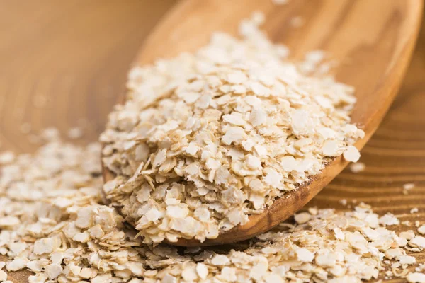 Tahta kaşık üzerinde Quinoa pul — Stok fotoğraf