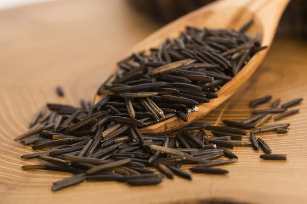 Arroz selvagem em colher de madeira — Fotografia de Stock